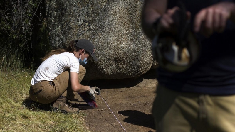 Una experta trabaja en una de las chabolas que acaban de empezar a excavar.