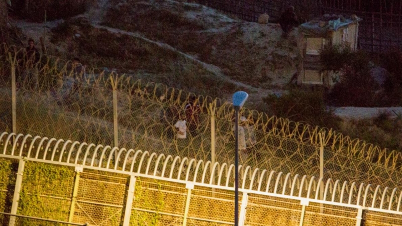 21/05/2021. Varios marroquíes intentan llegar a suelo español desde la frontera que separa Melilla y Marruecos. - EUROPA PRESS