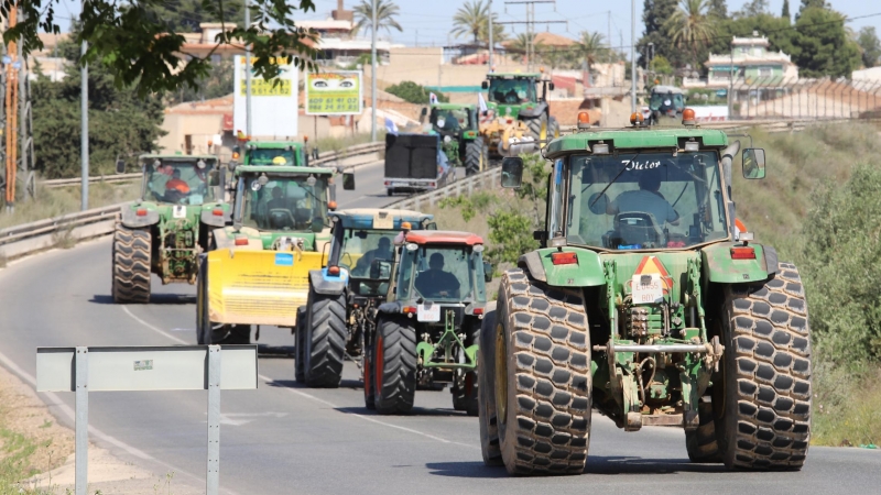 Hilera de tractores en una tractorada en defensa del trasvase Tajo-Segura, a 15 de mayo de 2021, en Murcia (España). Organizada por el Círculo del Agua, regantes, empresarios y el sector agrario de la Región, de Almería y de Alicante se han concentrado pa