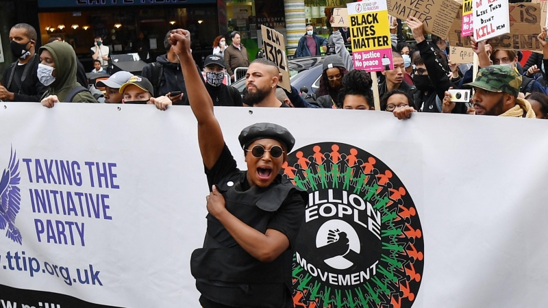 La activista Sasha Johnson hace un gesto al frente de una reunión en Westbourne Park que participa en la marcha inaugural de Million People March desde Notting Hill a Hyde Park en Londres el 30 de agosto de 2020