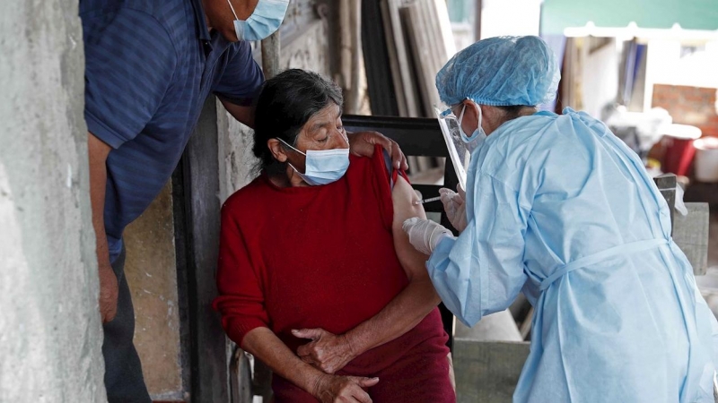Una mujer recibe la vacuna contra la covid-19 en Lima (Perú) el pasado 18 de mayo.