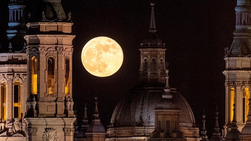 En la imagen, la luna llena esta noche sobre las torres de El Pilar, en Zaragoza.