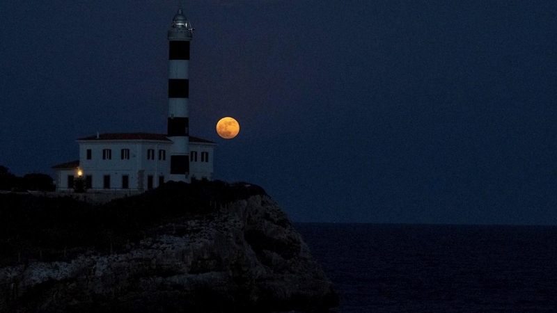 Superluna roja vista este miércoles desde Puertocolom, en Mallorca.