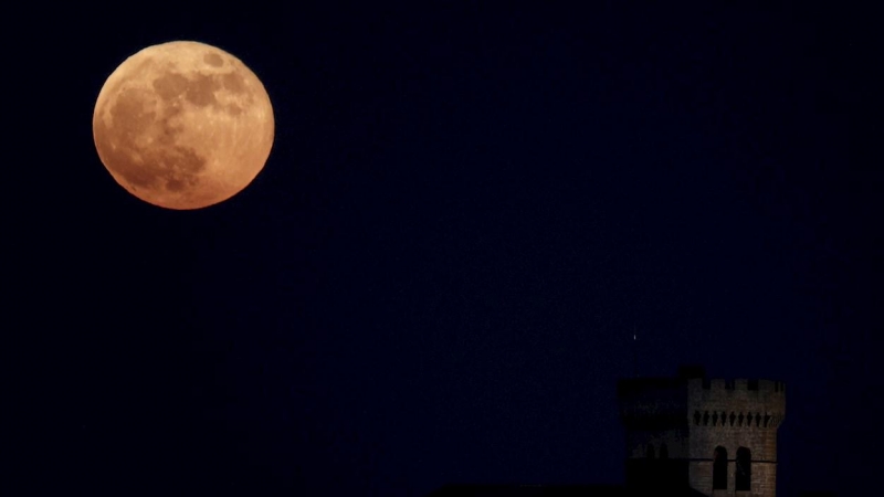En la madrugada de este miércoles se ha podido observar en Navarra la superluna de mayo, la luna llena mas grande del año llamada tambien, Superluna de Sangre o 'Superluna de lobo sangriento', Uno de los lugares donde se ha podido observar es en la locali