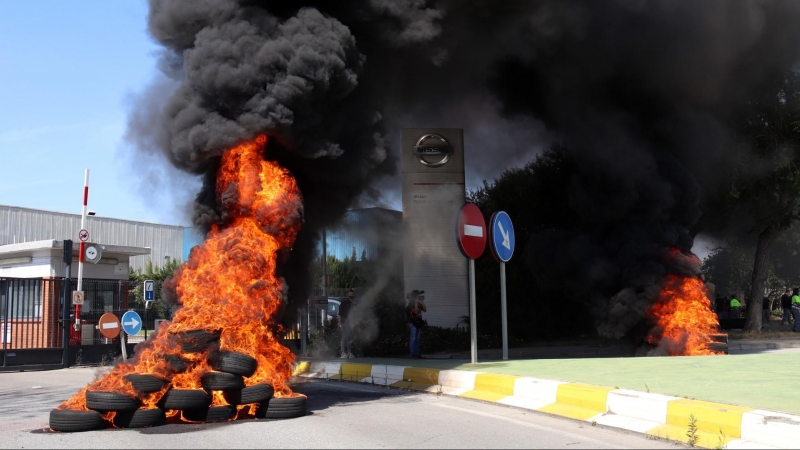 Els treballadors de Nissan han cremant pneumàtics a l'entrada de la fàbrica de la Zona Franca.