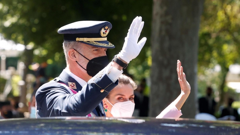 El rey Felipe VI y la reina Letizia saludan al público que se ha acercado a la celebración del Día de las Fuerzas Armadas en la Plaza de la Lealtad de Madrid este sábado.