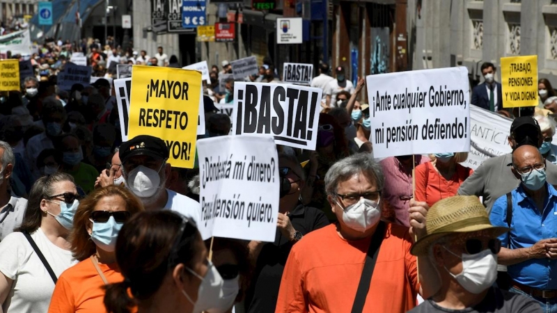 29/05/2021. Los manifestantes recorren la Puerta del Sol en protesta por unas pensiones dignas, este sábado en Madrid. - EFE