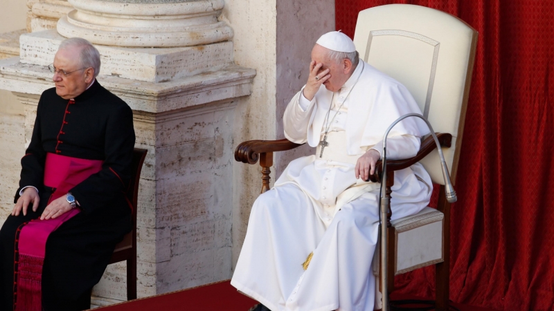 26/05/2021. Imagen de archivo de el Papa Francisco sentado en el patio de San Dámaso para una audiencia general, en el Vaticano. - REUTERS