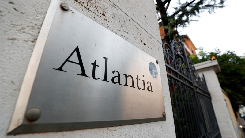 El logo del grupo de infraestructuras italiano Atlantia, en la entrada de su sede en Roma.  REUTERS/Guglielmo Mangiapane