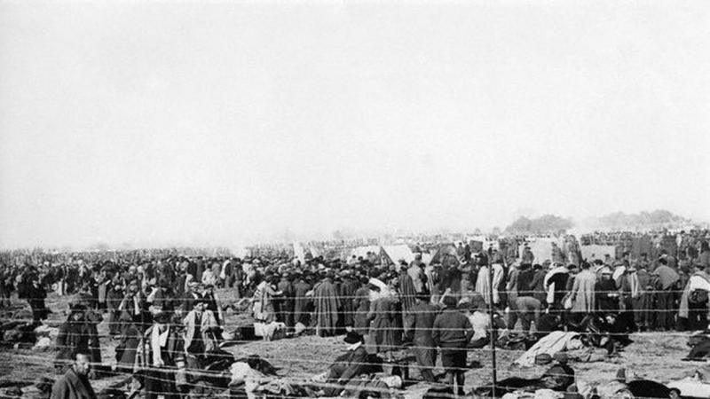 Refugiados españoles en Argelès. Foto: Robert Capa.