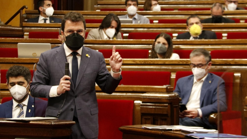 El president de la Generalitat, Pere Aragonès, amb un dit aixecat durant la sessió de control al Parlament el 2 de juny del 2021.