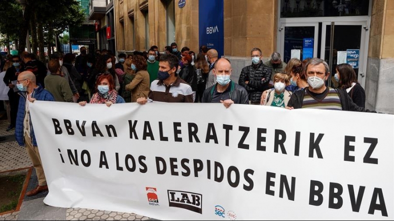 Trabajadores del BBVA se han concentrado este miércoles en San Sebastián, convocados por los sindicatos ELA, LAB y CGT , para denunciar 'las amenazas de despidos que quiere realizar la Dirección'.