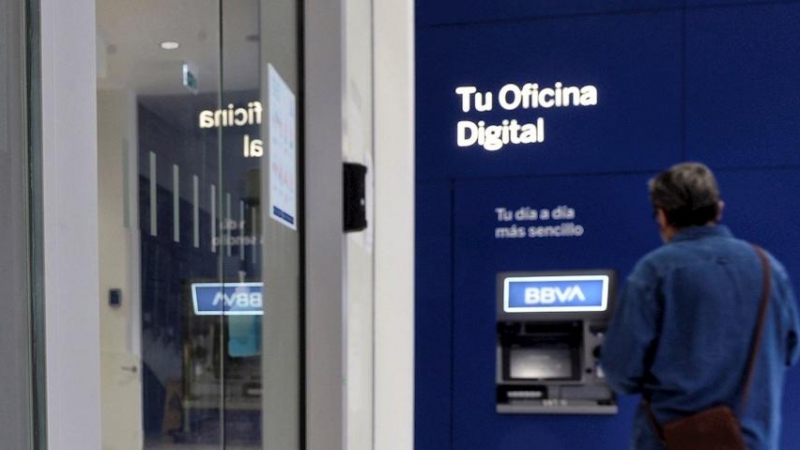 02/06/2021.--Un hombre se dispone a sacar dinero en un cajero automático en la oficina principal del BBVA, debido al cierre de esta por la huelga convocada este miércoles para protestar por los despidos que plantea esta entidad bancaria a nivel nacional.