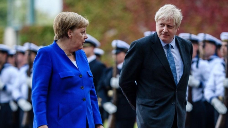Esta será la primera cumbre del G-7 a la que Reino Unido acudirá completamente desligado de la UE. En la imagen, la canciller alemana, Angela Merkel, y el primer ministro británico, Boris Johnson, en una reunión en Berlín, en agosto de 2019.