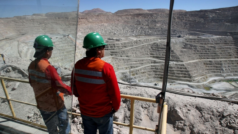 Imagen de archivo de dos mineros observando las excavaciones en una mina. - REUTERS