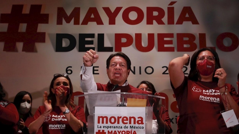 El presidente nacional del Movimiento de Regeneración Nacional (MORENA), Mario Delgado (c).