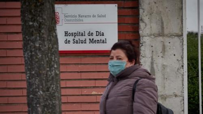 16 de abril de 2020.Una mujer camina al lado del Hospital de Día de Salud Mental de Navarra durante la primera ola de la pandemia.