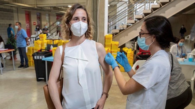 Una enfermera pone la vacuna Pfizer a una mujer este viernes en el Estadio Nueva Condomina de Murcia.