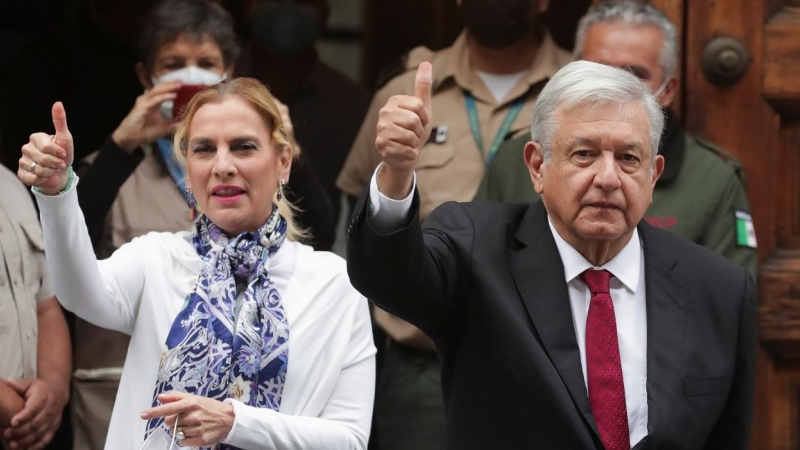 El presidente de Mexico, Andres Manuel Lopez Obrador, y su esposa Beatriz Gutierrez hacen el gesto de aprobación tras depositar su voto en las elecciones parlamentarias de este domingo,  en Ciudad de Mexico. REUTERS/Henry Romero