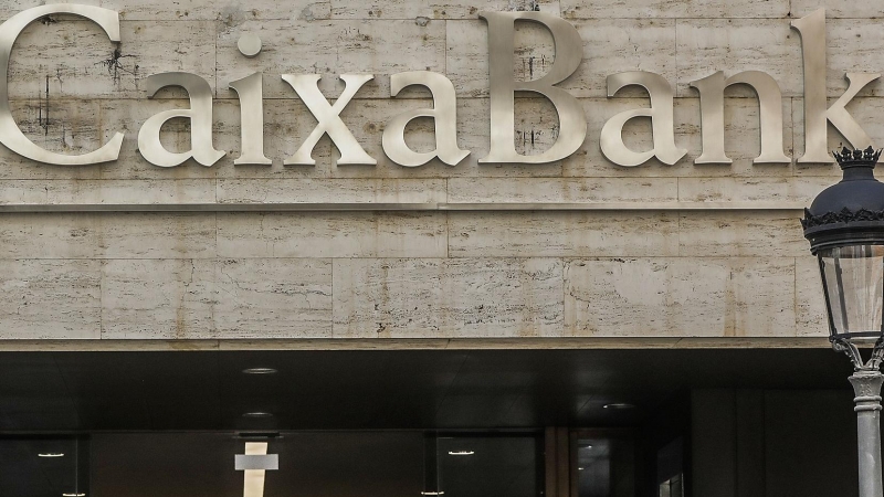Logo de Caixabank en la antigua sede de Bankia, en la calle Pintor Sorolla, en Valencia, Comunidad Valenciana (España), a 29 de marzo de 2021.