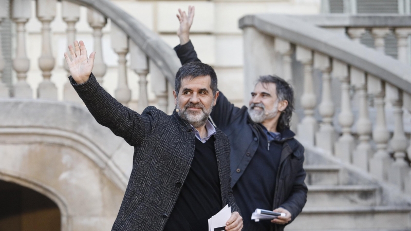 El expresidente de la ANC y exdiputado de JxCat, Jordi Sànchez y el presidente de Òmnium Cultural, Jordi Cuixart saludan durante un acto unitario de partidos independentistas, en los en los Jardines del Palau Robert, Barcelona, Catalunya