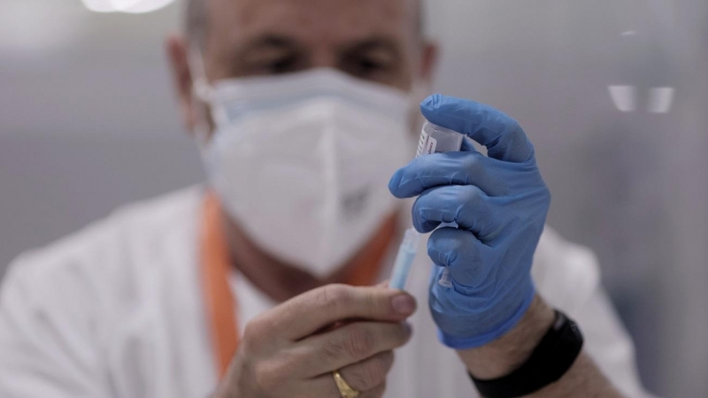 Un sanitario sostiene una vacuna contra la covid-19, el pasado 1 de junio de 2021, en el Hospital Isabel Zendal, en Madrid.