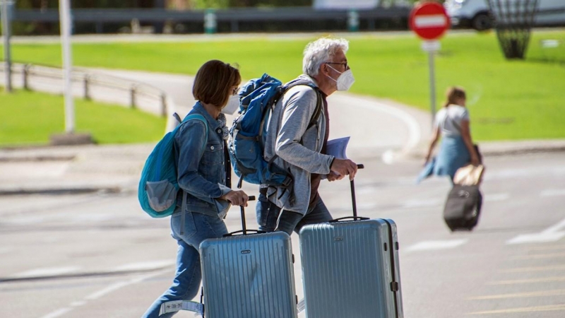Turistas llegan al aeropuerto de Son San Joan en Palma de Mallorca el pasado lunes 7 de junio de 2021.