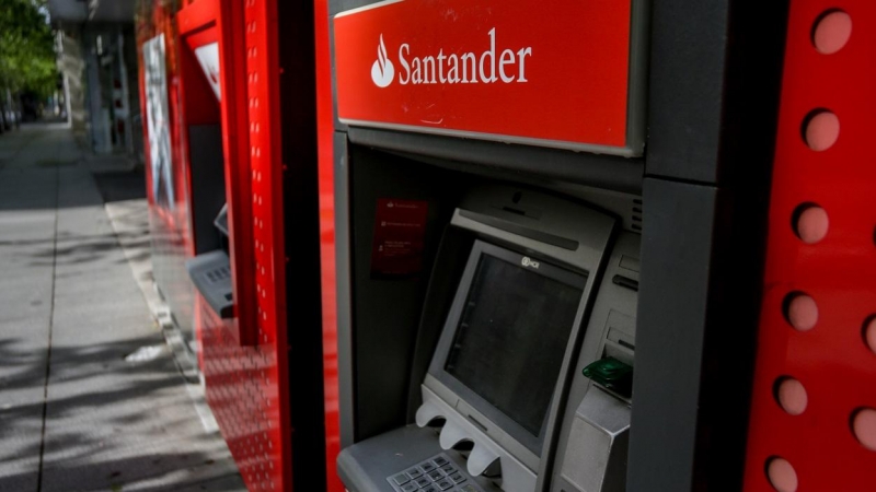 Un cajeros automático en una sucursal del Banco Santander en Madrid. E.P./Ricardo Rubio