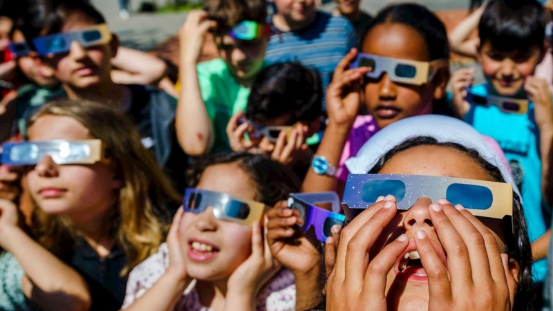 Estudiantes de un instituto en los Países Bajos observan el eclipse.