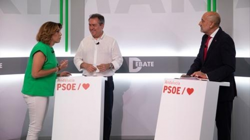 Susana Díaz (i), Juan Espadas (c) y Luis Ángel Hierro (d) posan antes del debate entre los tres candidatos de las primarias del PSOE-A a 08 de junio del 2021 en Sevilla, Andalucía.
