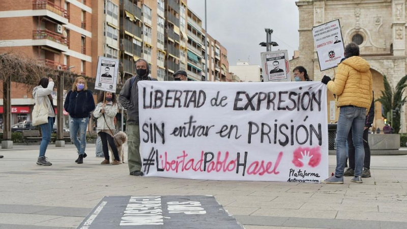 06/02/2021.- Varias personas participan en una manifestación contra el encarcelamiento del poeta y rapero Pablo Hasél, en Guadalajara. Rafael Martín / Europa Press