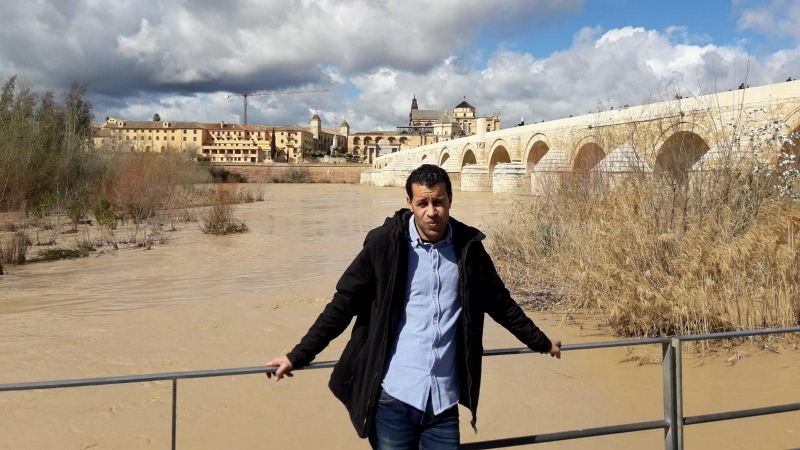 Mansur Lakrad, en Córdoba, con la Mezquita a su espalda.