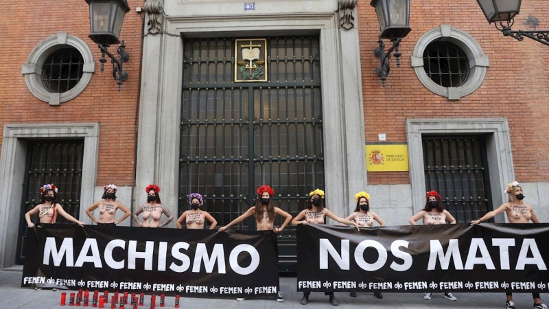 Activistas de Femen participan en una acción para denunciar los feminicidios y exigir el indulto a Juana Rivas, este viernes en Madrid.