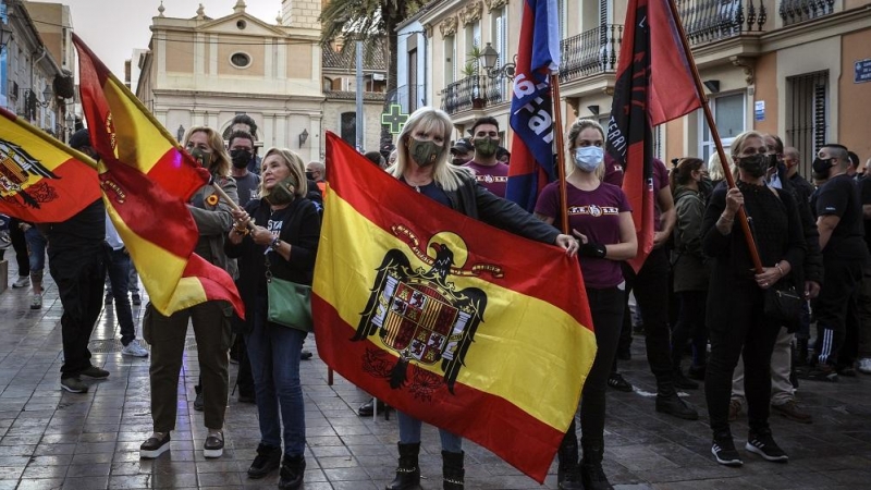 Vecinos de Benimaclet (Valencia) salen a la calle y hacen una cacerolada para pedir barrios 'libres de odio' y responder así 'al fascismo' ante otra marcha convocada por una formación ultraderechista con banderas franquistas y simbología nazi, a 12 de oct