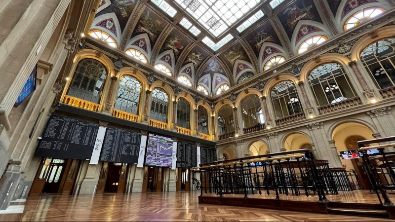 Vista del interior de la Bolsa de Madrid, con los paneles que informan de la evolución de las acciones que componen el Ibex 35. EFE/Ana Bornay