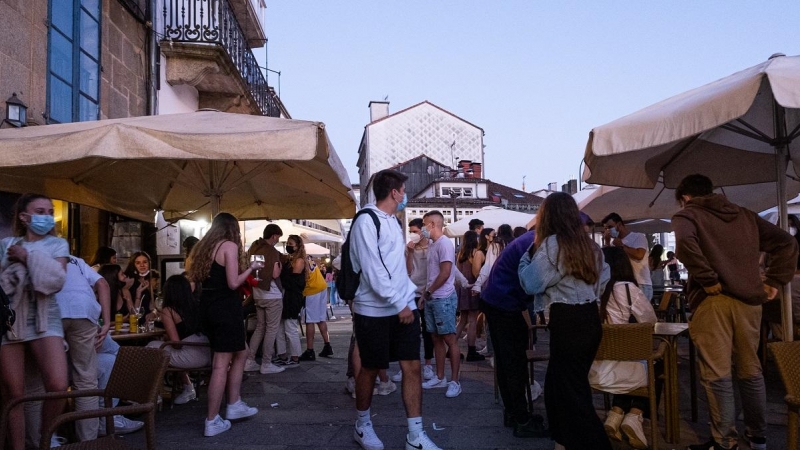 Varias personas durante el primer día de apertura de bares y cafeterías hasta la 1 de la madrugada, a 11 de junio de 2021, en Santiago de Compostela,