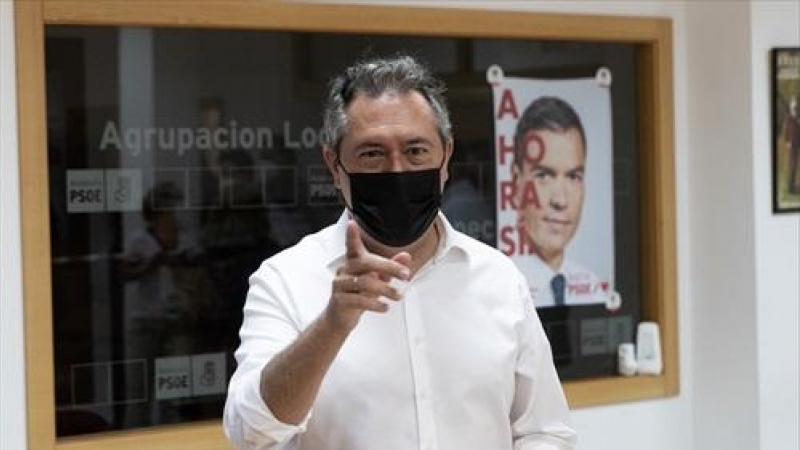 El alcalde de Sevilla, Juan Espadas, vota en las primarias del PSOE-A en las que aspira a convertirse en el candidato del partido a la Presidencia de la Junta en las próximas elecciones autonómicas, a 13 de junio de 2021, en Sevilla (Andalucía, España).