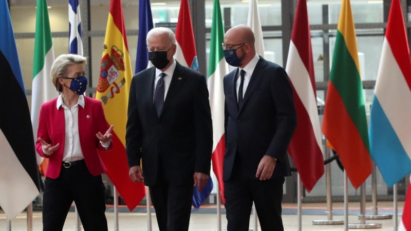 El presidente de EEUU, Joe Biden, camina con el presidente del Consejo Europeo, Charles Michel, y la presidenta de la Comisión Europea, Ursula von der Leyen, durante la cumbre UE-EE. UU., En Bruselas, Bélgica, el 15 de junio de 2021. El presidente Joe Bid