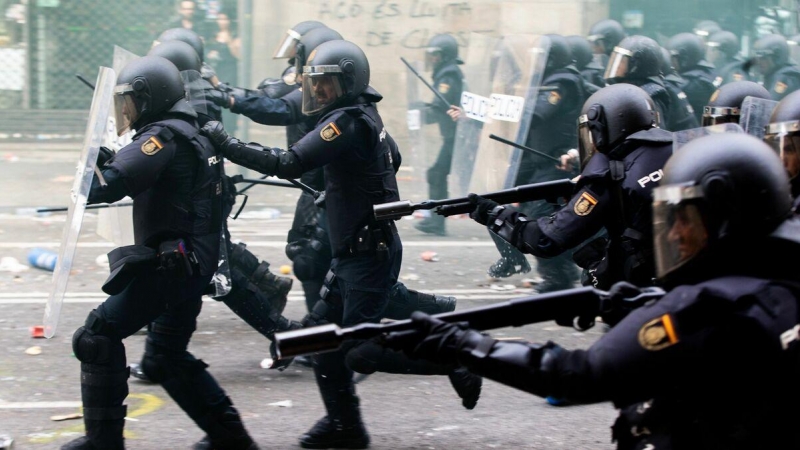 Policías antidisturbios usan pelotas de goma durante las cargas del 1 de octubre de 2017 en Barcelona.