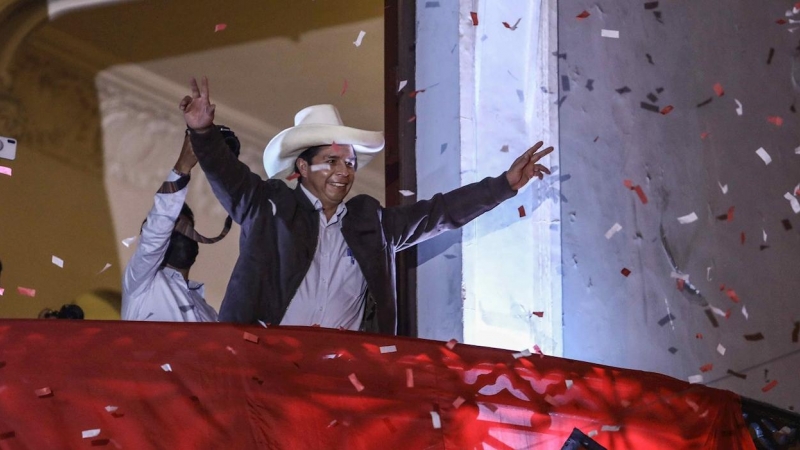 El izquierdista Pedro Castillo saluda a sus seguidores en el balcón de la sede central de su partido, en Lima (Perú).