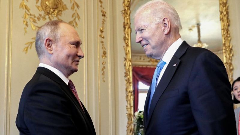 El Presidente de los Estados Unidos, Joe Biden, y el Presidente de Rusia, Vladimir Putin, durante la cumbre en Ginebra.