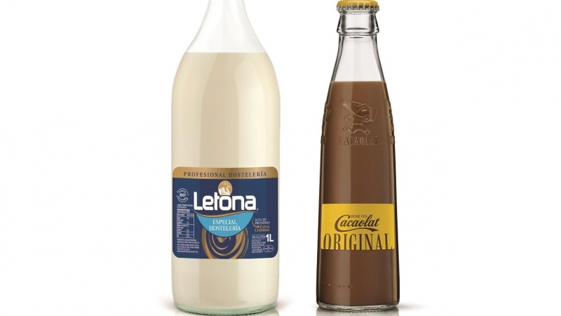 Sendas botellas de Letona y Cacaolat.