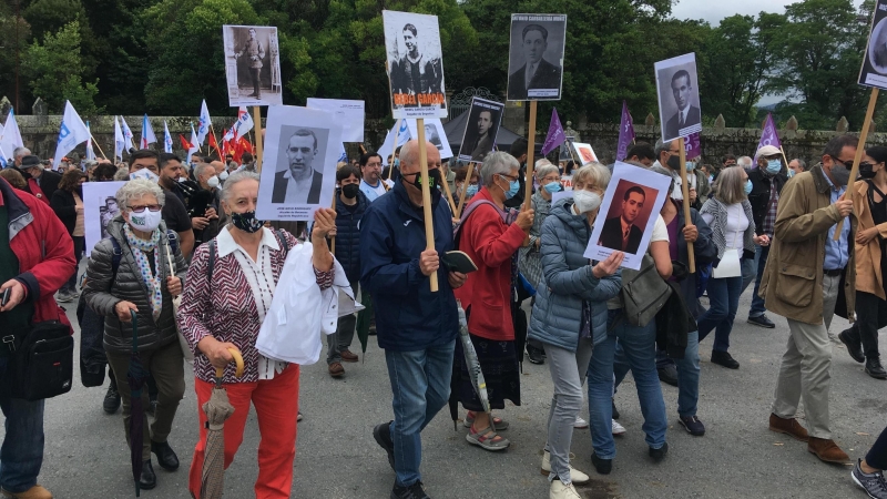 Los manifestantes portan fotografías de víctimas de la dictadura franquista, frente al Pazo de Meirás, en Sada. - Xoán Blanco