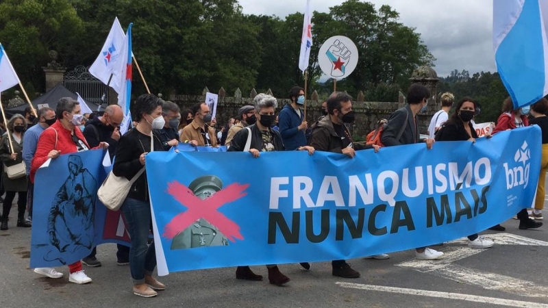Pancarta de simpatizantes del BNG en la que dice 'Franquismo nunca más', este sábado frente a Meirás. - Xoán Blanco