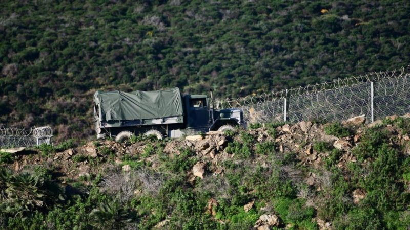 Un camión del ejército marroquí patrulla frente al tramo del vallado perimetral que separa España de Marruecos, en Ceuta.
