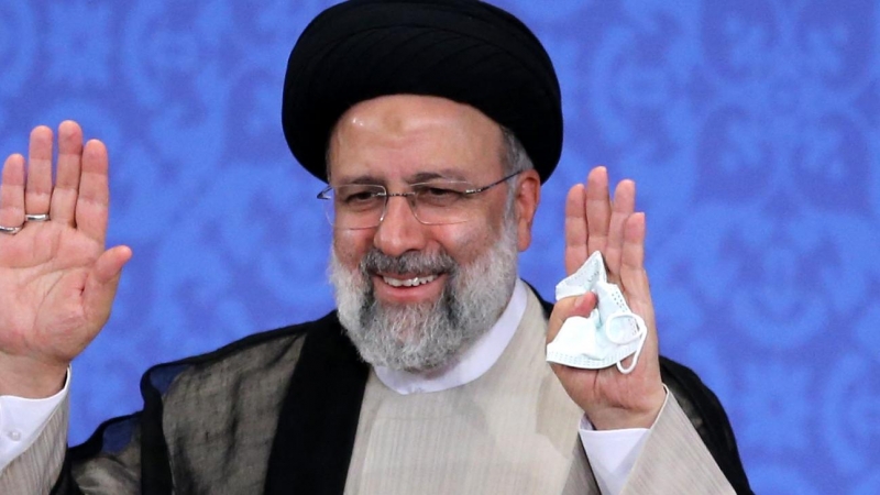 El presidente electo de Irán, Ebrahim Raisi, sonríe mientras saluda a los representantes de los medios durante su primera conferencia de prensa en la capital de la república islámica, Teherán, el 21 de junio de 2021.