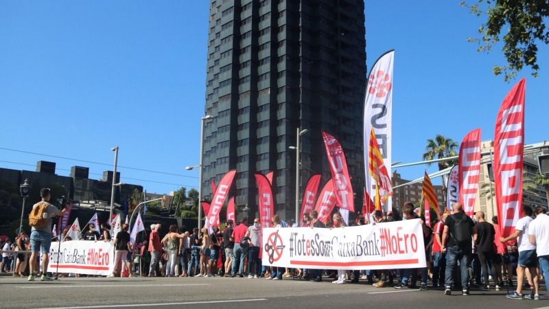 La manifestació dels treballadors de CaixaBank davant la seu del banc a Barcelona, coincidint amb la primera vaga general en la història de l'entitat. Imatge del 22 de juny de 2021.