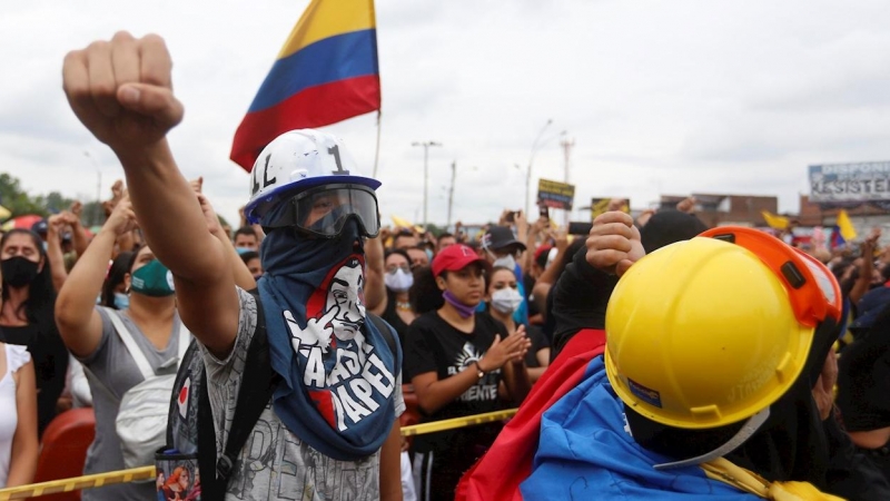 Miles de personas se reúnen en Puerto Resistencia, epicentro de las protestas contra la violencia policial y las políticas del Gobierno de Iván Duque, en Cali, el pasado día 13 de junio.