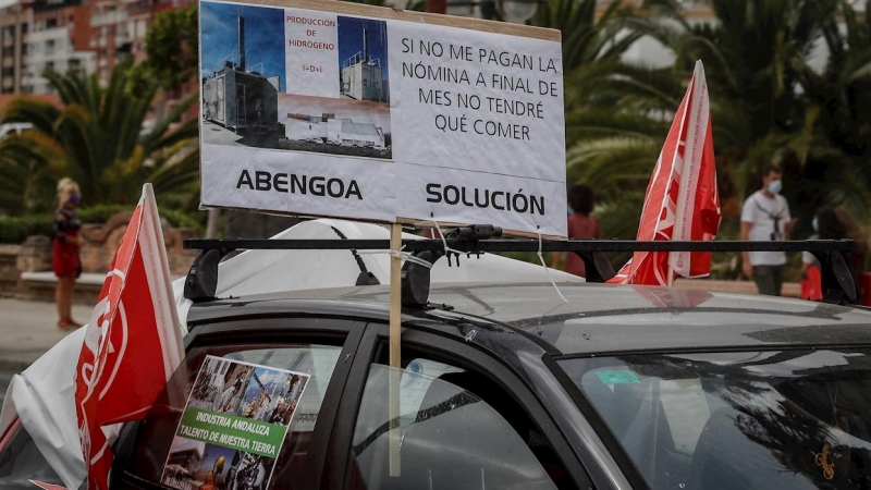 Los trabajadores de Abengoa se manifiestan en una marcha en vehículos por las calles de Sevilla para exigir a las administraciones una solución definitiva a la situación de la empresa. EFE/Jose Manuel Vidal