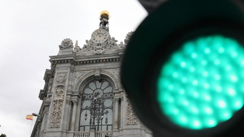 Un semáforo en verde cerca de la sede del Banco de España en Madrid.  E.P./Isabel Infantes